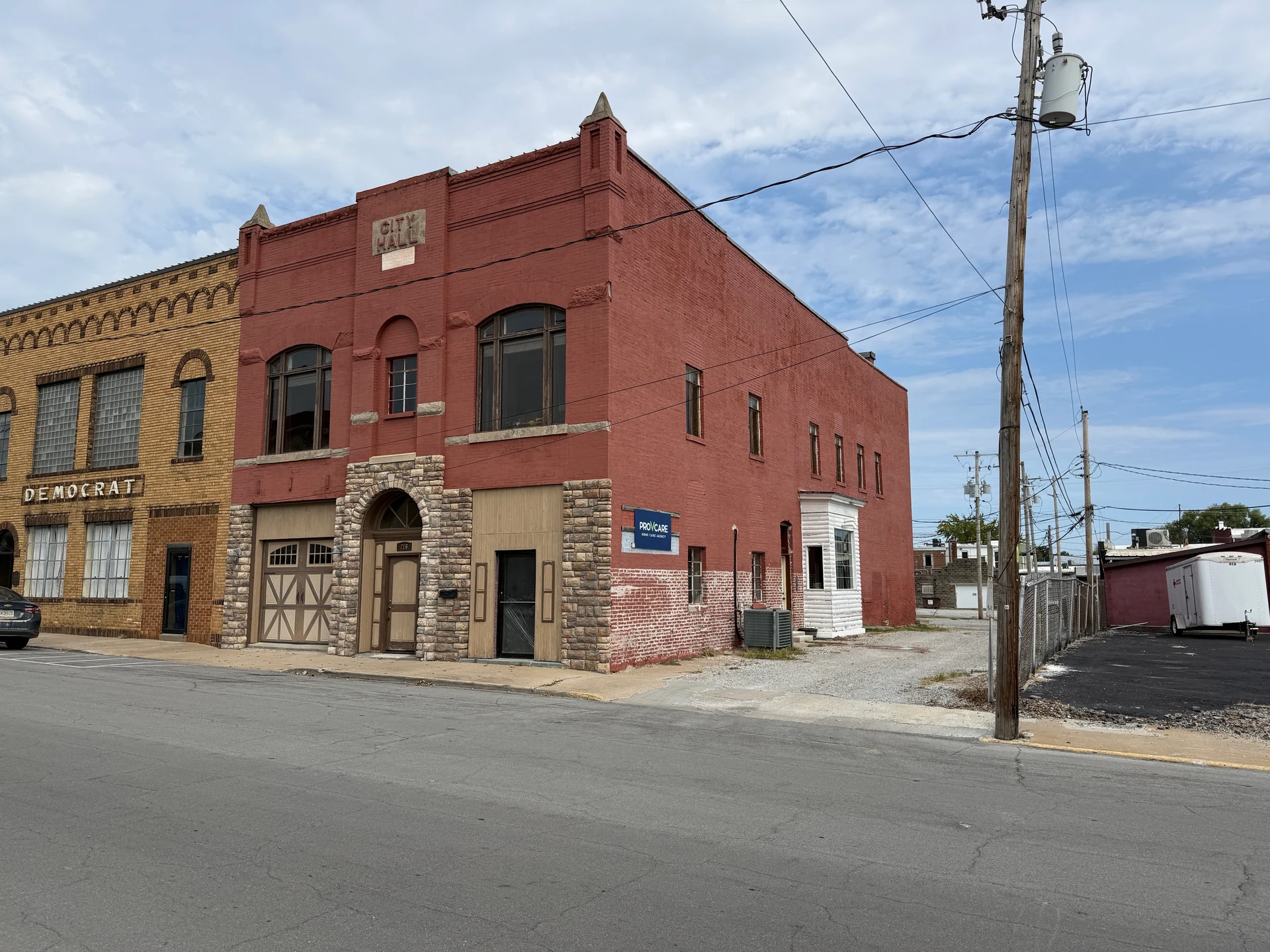 Front and exposed side from Washington Street