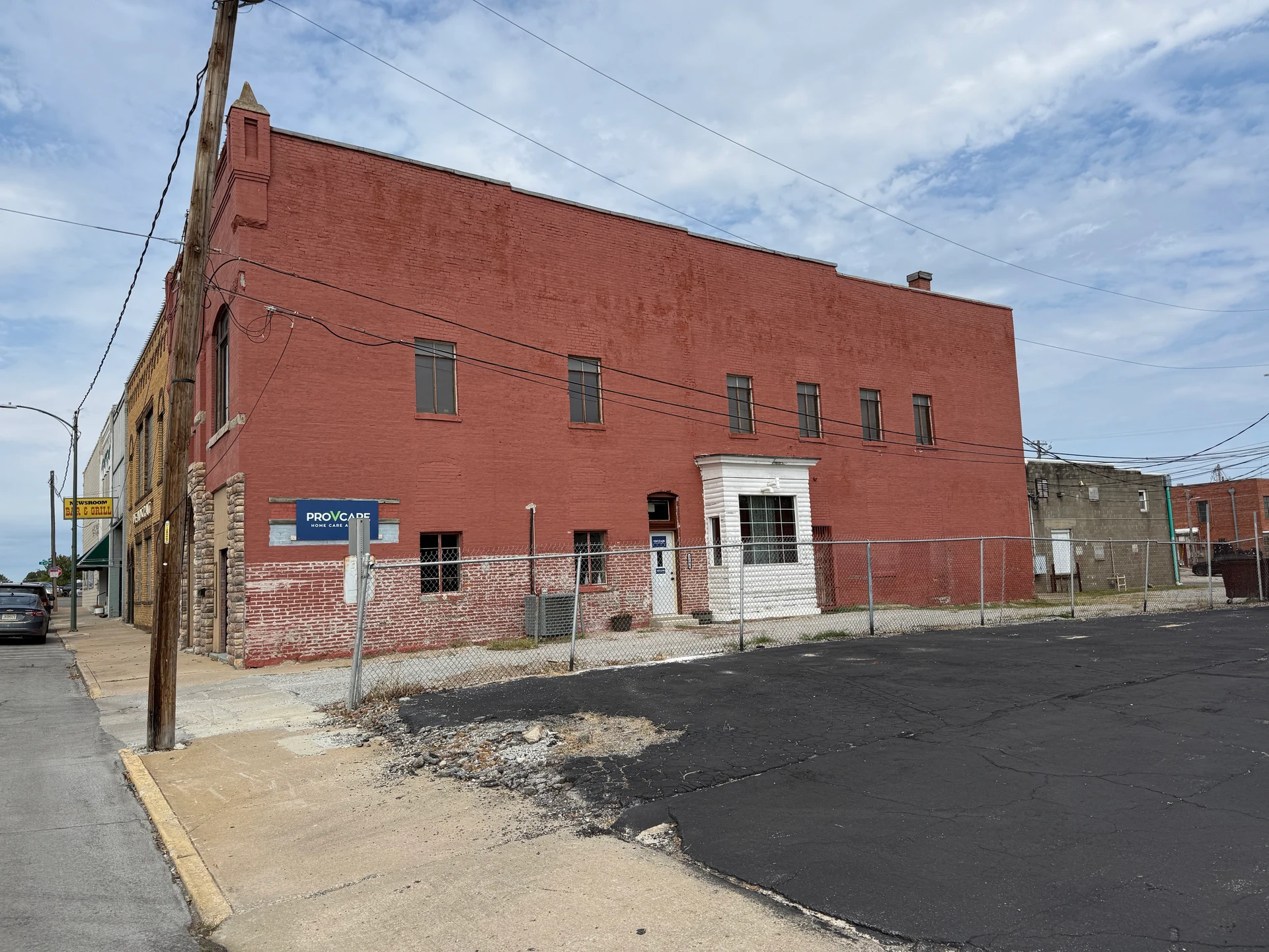 Side elevation viewed from the front corner